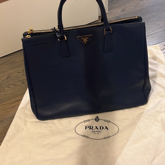 Prada bag - Picture 1 of 10